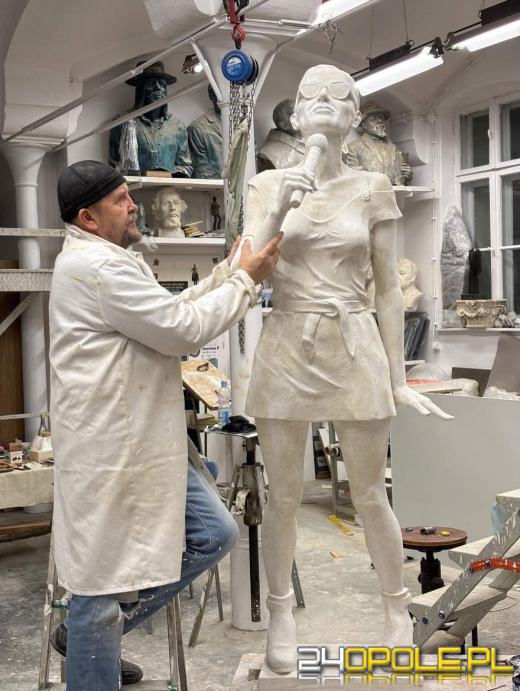 Pomnik Kory już w gipsie. Jak Wam się podoba?