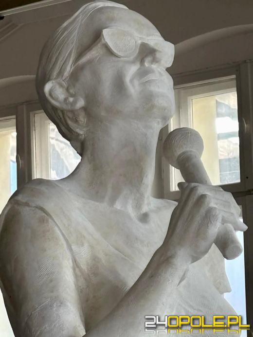 Pomnik Kory już w gipsie. Jak Wam się podoba?