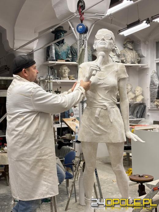 Pomnik Kory już w gipsie. Jak Wam się podoba?