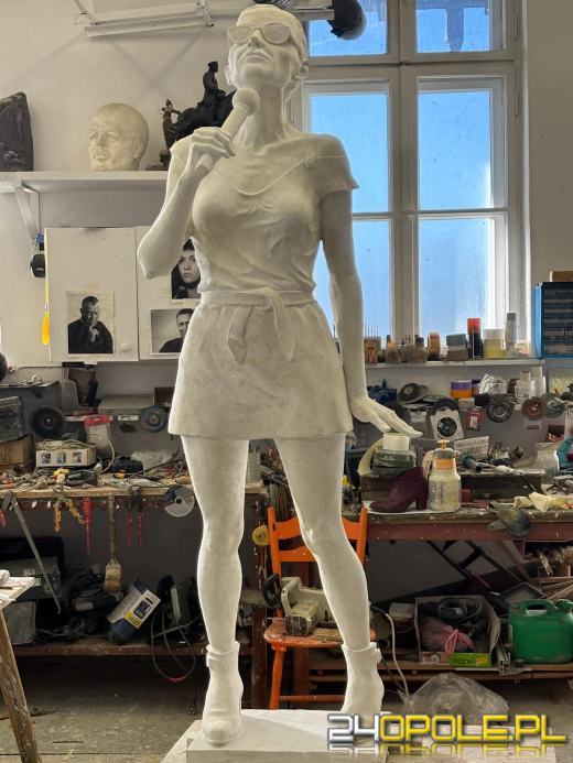 Pomnik Kory już w gipsie. Jak Wam się podoba?