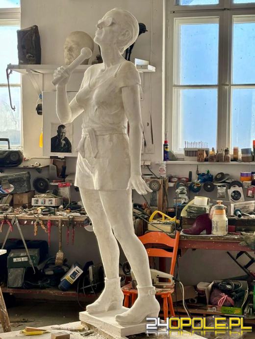 Pomnik Kory już w gipsie. Jak Wam się podoba?