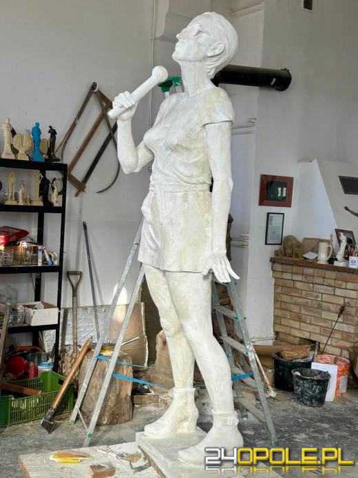 Pomnik Kory już w gipsie. Jak Wam się podoba?