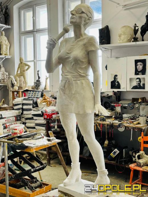 Pomnik Kory już w gipsie. Jak Wam się podoba?