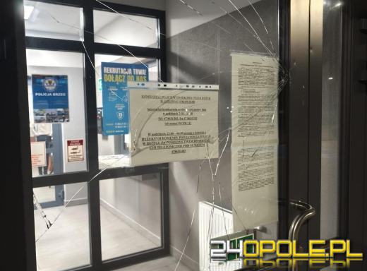 Rzucił kamieniem w drzwi komisariatu. Zatrzymali go po pościgu WIDEO