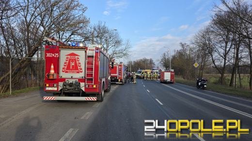 Zderzenie dwóch aut na ulicy Wrocławskiej w Opolu. Droga zablokowana