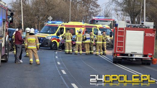 Zderzenie dwóch aut na ulicy Wrocławskiej w Opolu. Droga zablokowana