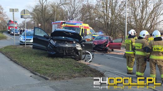 Zderzenie dwóch aut na ulicy Wrocławskiej w Opolu. Droga zablokowana