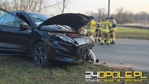 Zderzenie dwóch aut na ulicy Wrocławskiej w Opolu. Droga zablokowana