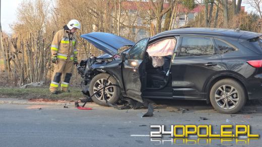 Zderzenie dwóch aut na ulicy Wrocławskiej w Opolu. Droga zablokowana