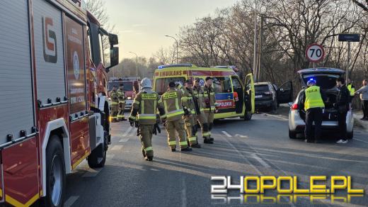 Zderzenie dwóch aut na ulicy Wrocławskiej w Opolu. Droga zablokowana