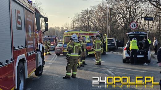 Zderzenie dwóch aut na ulicy Wrocławskiej w Opolu. Droga zablokowana