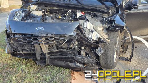 Zderzenie dwóch aut na ulicy Wrocławskiej w Opolu. Droga zablokowana