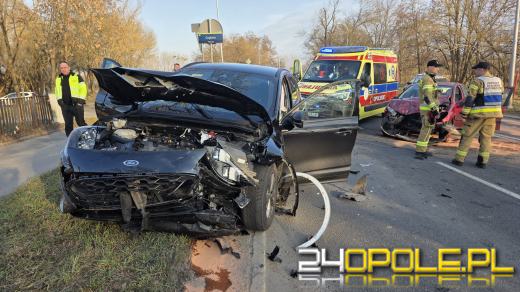 Zderzenie dwóch aut na ulicy Wrocławskiej w Opolu. Droga zablokowana
