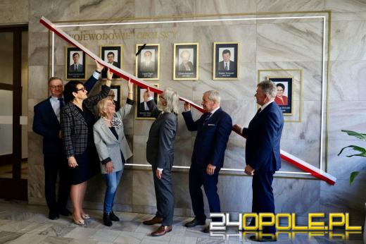 Nowa galeria w Opolskim Urzędzie Wojewódzkim upamiętnia wojewodów regionu