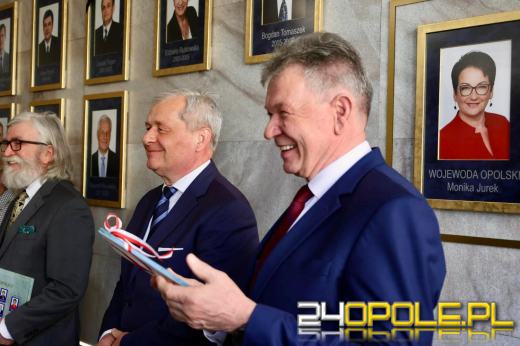 Nowa galeria w Opolskim Urzędzie Wojewódzkim upamiętnia wojewodów regionu