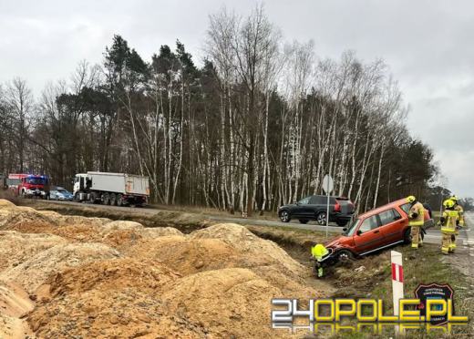 Zderzenie na DK45 w Węgrach. Osobówka w rowie po kolizji z ciężarówką