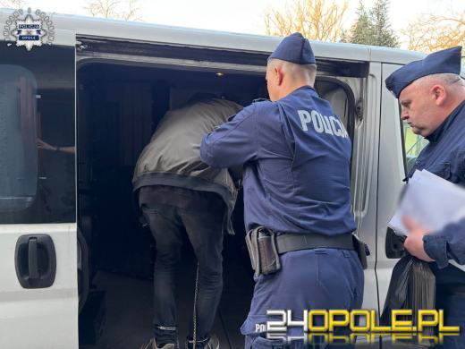 Pijany kierowca uderzył w drzewo. Dziecko w ciężkim stanie, sprawca trafił do aresztu