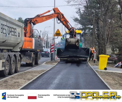 Końcówka prac na ul. Częstochowskiej. Trwa asfaltowanie drogi pieszo-rowerowej