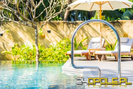 Jakie leżaki ogrodowe nad basen? Przegląd materiałów