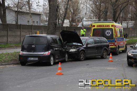 Czołowe zderzenie na ulicy Budowlanych. Mężczyzna w stanie krytycznym trafił do szpitala