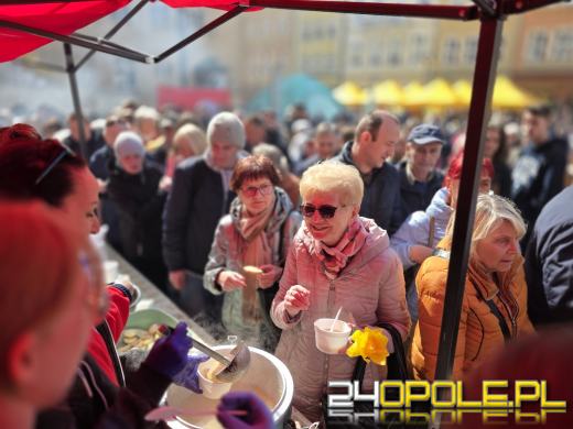 Jajecznica z tysięcy jaj, żurek i wspólne świętowanie. Wielkanocne śniadanie na Rynku