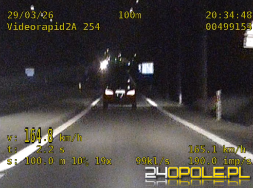 DK45: 164 km/h w miejscu z ograniczeniem do 90. Dwóch kierowców straciło prawa jazdy