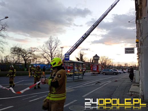 Pęknięty komin przy ul. Armii Krajowej. Na miejscu sześć zastępów straży pożarnej