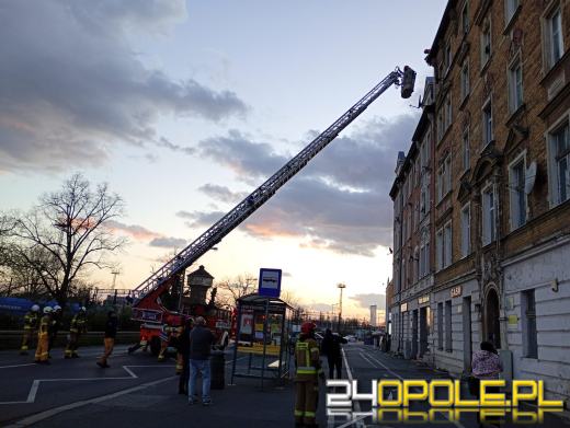 Pęknięty komin przy ul. Armii Krajowej. Na miejscu sześć zastępów straży pożarnej