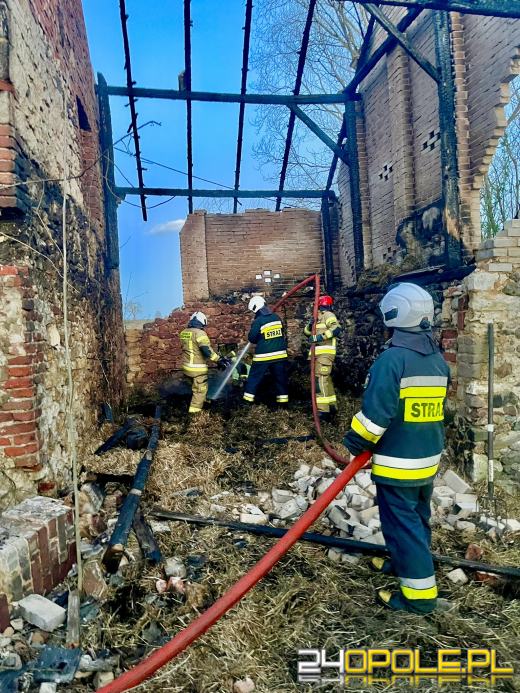 Pożar pustostanu w Dańcu. Ogień pojawił się ponownie w tym samym budynku