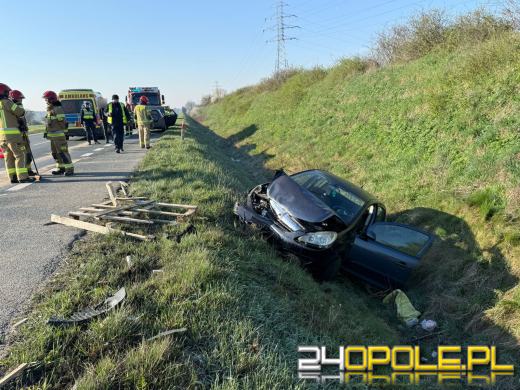 Zderzenie na obwodnicy Opola. Jedno auto wylądowało w rowie