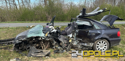 Groźny wypadek BMW i Audi. Dwie osoby zakleszczone w pojazdach. Lądował LPR
