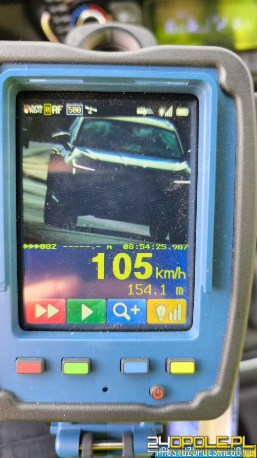 105 km/h w terenie zabudowanym. Kierowca stracił prawo jazdy