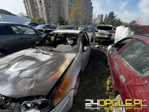 Spłonęło sześć samochodów na parkingu w Opolu. Trwa ustalanie przyczyn