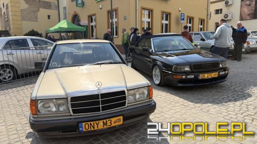 Motoryzacyjne otwarcie sezonu w Otmuchowie. Zabytkowe pojazdy na rynku