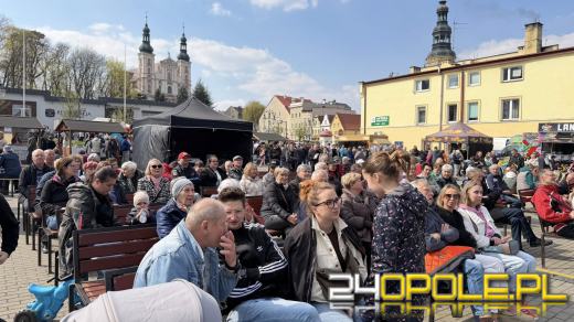 Motoryzacyjne otwarcie sezonu w Otmuchowie. Zabytkowe pojazdy na rynku