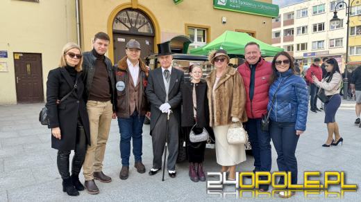 Motoryzacyjne otwarcie sezonu w Otmuchowie. Zabytkowe pojazdy na rynku