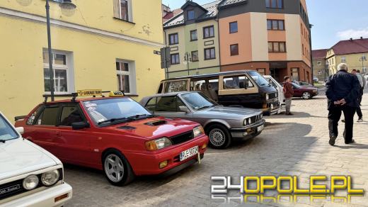 Motoryzacyjne otwarcie sezonu w Otmuchowie. Zabytkowe pojazdy na rynku