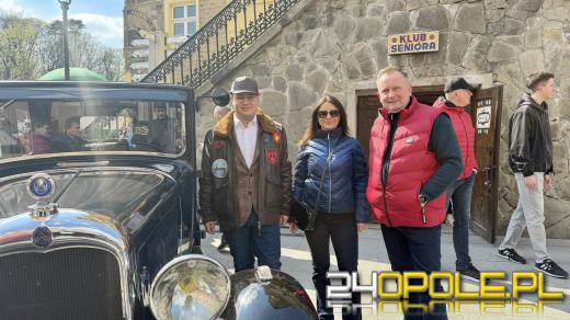 Motoryzacyjne otwarcie sezonu w Otmuchowie. Zabytkowe pojazdy na rynku
