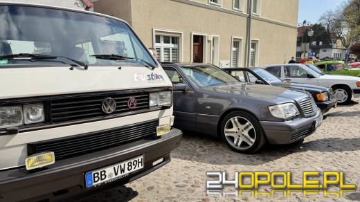 Motoryzacyjne otwarcie sezonu w Otmuchowie. Zabytkowe pojazdy na rynku
