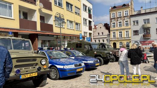 Motoryzacyjne otwarcie sezonu w Otmuchowie. Zabytkowe pojazdy na rynku