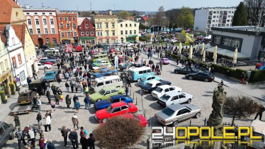 Motoryzacyjne otwarcie sezonu w Otmuchowie. Zabytkowe pojazdy na rynku
