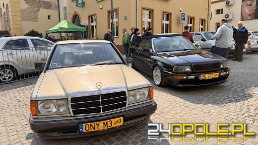 Motoryzacyjne otwarcie sezonu w Otmuchowie. Zabytkowe pojazdy na rynku