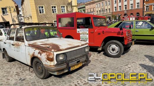 Motoryzacyjne otwarcie sezonu w Otmuchowie. Zabytkowe pojazdy na rynku