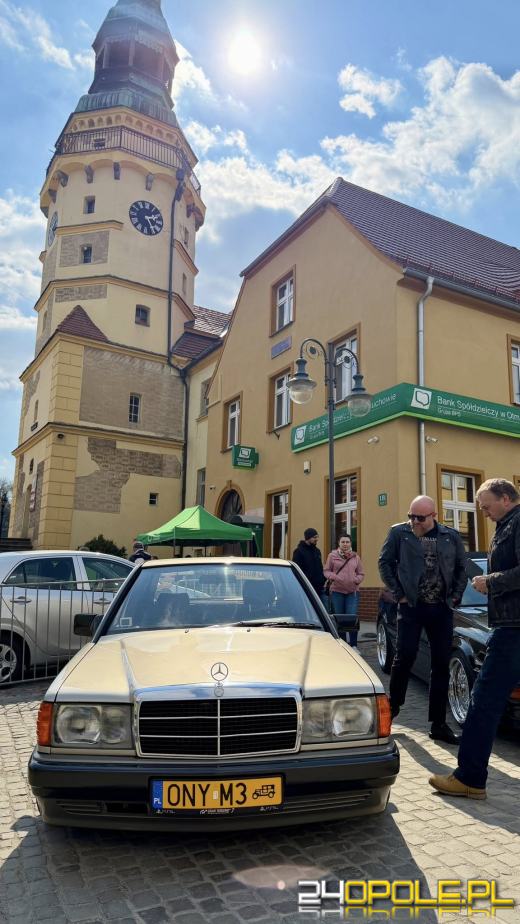 Motoryzacyjne otwarcie sezonu w Otmuchowie. Zabytkowe pojazdy na rynku