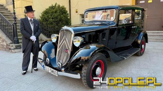 Motoryzacyjne otwarcie sezonu w Otmuchowie. Zabytkowe pojazdy na rynku