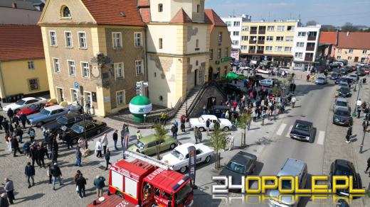Motoryzacyjne otwarcie sezonu w Otmuchowie. Zabytkowe pojazdy na rynku