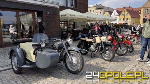 Motoryzacyjne otwarcie sezonu w Otmuchowie. Zabytkowe pojazdy na rynku