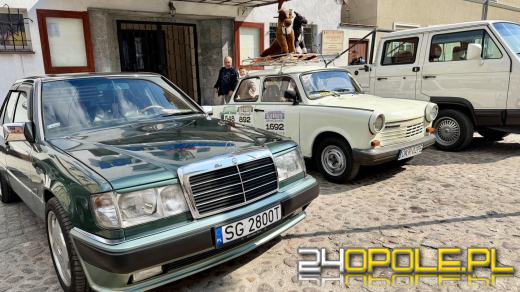 Motoryzacyjne otwarcie sezonu w Otmuchowie. Zabytkowe pojazdy na rynku