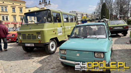 Motoryzacyjne otwarcie sezonu w Otmuchowie. Zabytkowe pojazdy na rynku