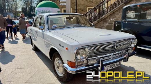 Motoryzacyjne otwarcie sezonu w Otmuchowie. Zabytkowe pojazdy na rynku